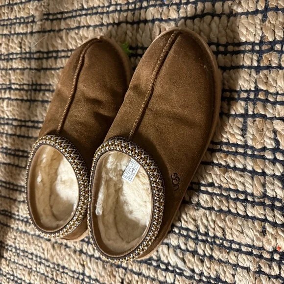 Cozy Brown Kids UGGS Slippers - Picture 1 of 3